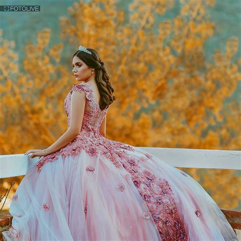Tendencias En Vestidos De Xv Años 2020 Estilo Princesa Peplum Y Mas