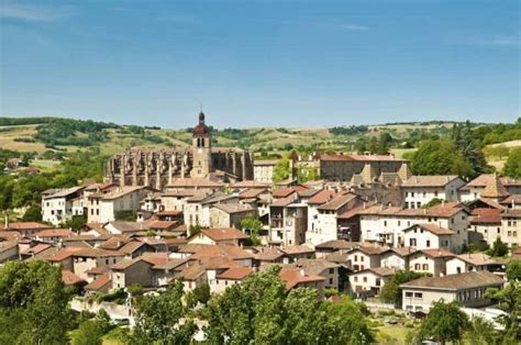 Cette cité médiévale aux portes du Vercors possède une abbaye classée