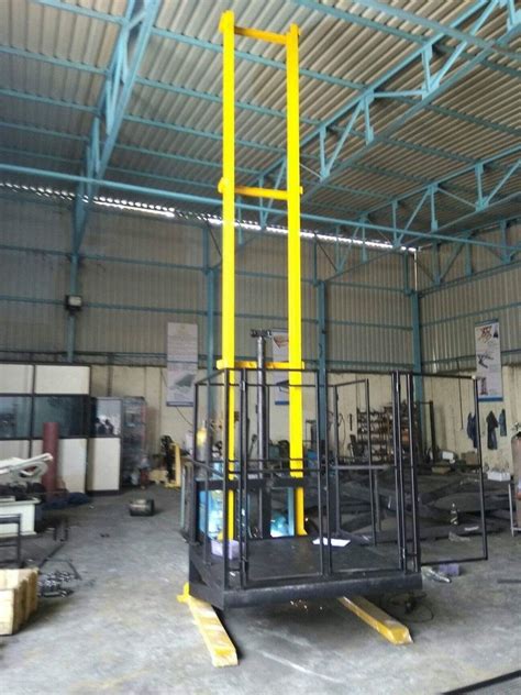 Raj Gauri Hydraulic Industrial Goods Lift Capacity 1 2 Ton At Rs