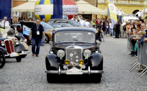 Stare jare eleganckie Zabytkowe auta na Starym Rynku zdjęcia