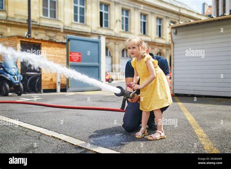 Ein Liebenswertes Vorschulm Dchen Das Sich Wie Ein Feuerwehrmann