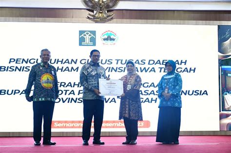 Infopublik Pj Bupati Batang Terima Penghargaan Kabupaten Peduli Ham