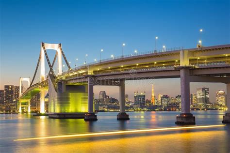 Tokyo Skyline Auf Tokyo Bucht Bei Odaiba In Tokyo Japan Stockbild