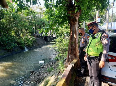 Polsek Semampir Rutin Cek Debit Air Sungai Pegirian Terpantau