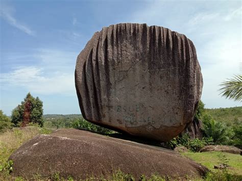 Batu Belimbing Raksasa Destinasi Wisata Eksotis Nan Indah Di Parittiga