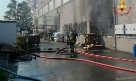 Abbiategrasso Incendio In Una Ditta Farmaceutica Due Feriti La