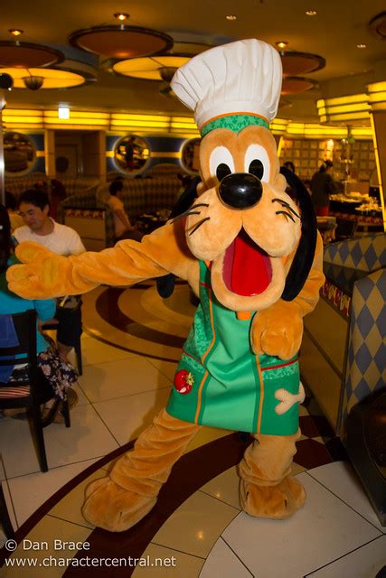 Chef Mickey Character Dining at Tokyo Disney Resort - A Review - Disney Character Central Blog