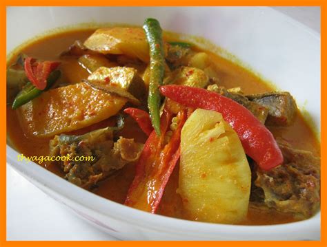 KARI LEAFS ... Malaysian flavour's: MALAYSIAN DRY FISH CURRY WITH PINEAPPLE