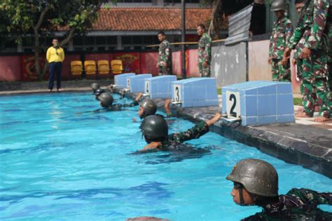 Pelihara Kemampuan Prajurit Yon Zeni 1 Mar Laksanakan Renang Militer