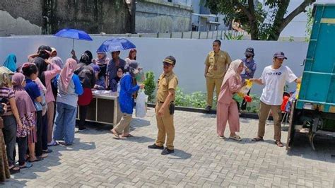 Operasi Pasar Di Kantor Kecamatan Kiaracondong Warga Rela Antre Sejak