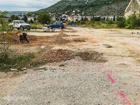 Bageri Bez Politi Ara Krenuli Radovi Na Izgradnji Bazena U Mostaru