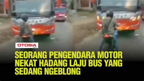 Momen Unik Seorang Pria Nekat Berhenti Di Tengah Jalan Hadang Laju Bus