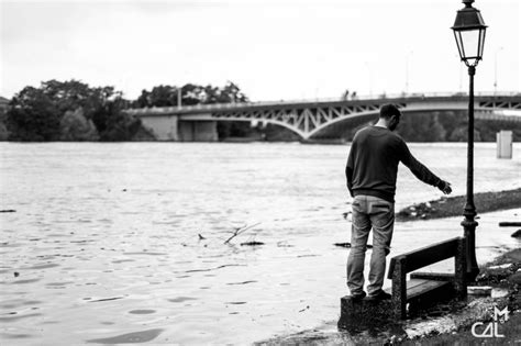 Crue De Seine Poissy Lhomme Sur Un Banc Mon Chat Aime La Photo