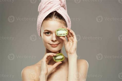 Pretty Woman Naked Shoulders Spa Treatments Clear Kiwi Skin In Hands