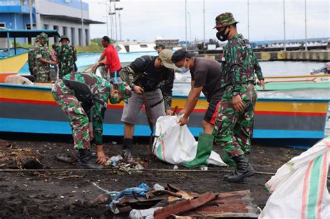 Kodim Tobelo Bersihkan Pesisir Pantai Di Wosia Halmahera Raya