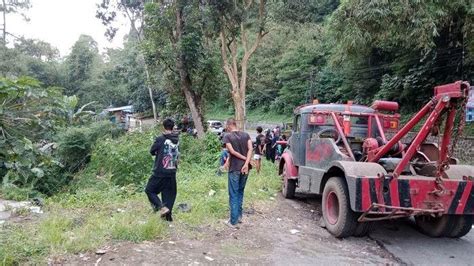 Dua Mobil Derek Dikerahkan Untuk Evakuasi Truk Terjun Bebas Ke Jurang