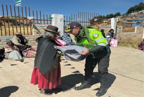 Puno Polic As Entregan V Veres Y Prendas De Abrigo A Adultos Mayores