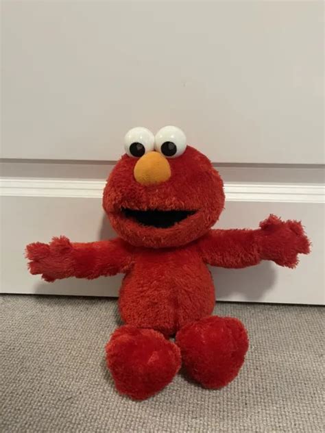 HASBRO SESAME STREET Hug Me Elmo Talking Singing Interactive Plush