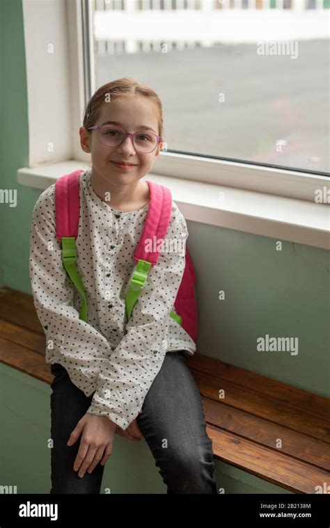 Niña de 9 años con una mochila en la espalda Retrato de una niña de 9