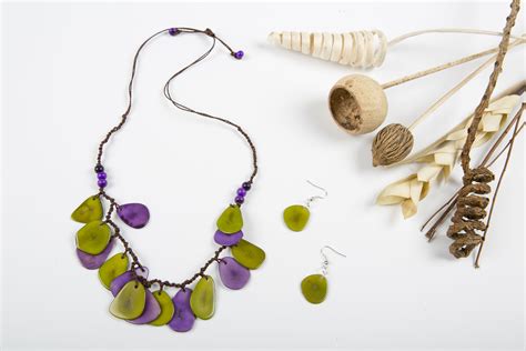 Collar De Tagua En Forma De P Talos Verde Y Violeta Tagua Necklace