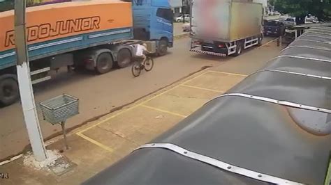 Ciclista cai em avenida e por um triz não vai parar debaixo de caminhão