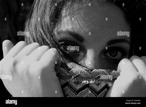 Cacher Un Visage Banque D Images Noir Et Blanc Alamy