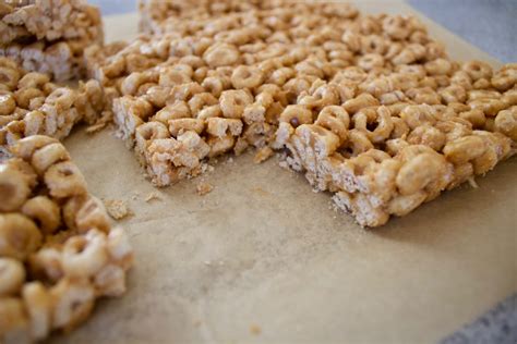 Peanut Butter And Honey Cereal Bars The Hungry Lyoness