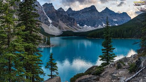 Tapety zdjęcia Prowincja Alberta Kanada Chmury Jezioro Moraine