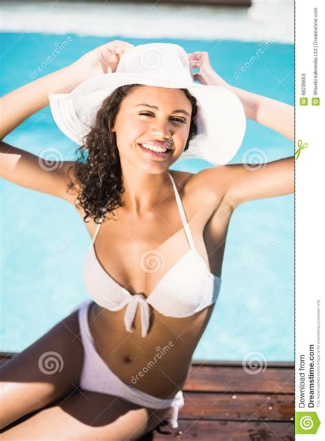 Il Ritratto Del Cappello Bianco D Uso Della Donna Felice Ed Il Bikini