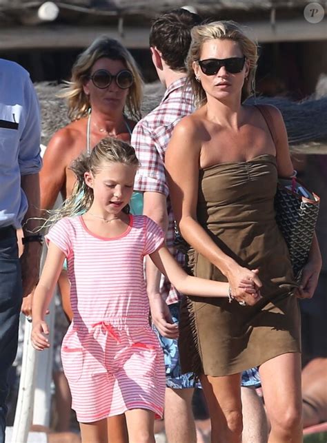 Photo Kate Moss Et Sa Fille Lila Sur La Plage Du Club Saint