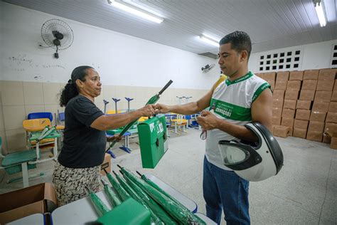 Prefeitura entrega fardamento e kit pedagógico aos alunos da EJA