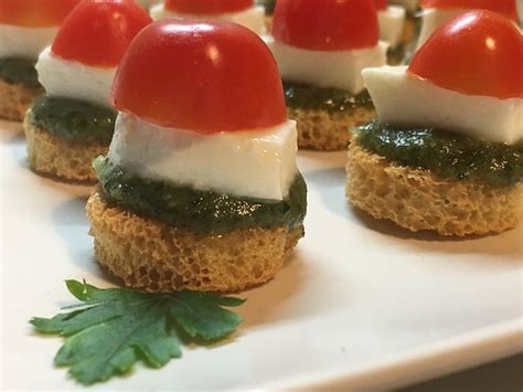 El Recetario de Mari Canapés de pesto con mozarella y tomate