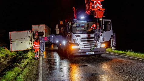 Lkw Anhänger kippt in Graben B254 im Vogelsberg fünf Stunden gesperrt