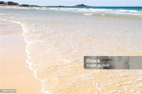 Pantai Berpasir Besar Di Kota Sables Dor Les Pins Di Brittany Saat Air ...