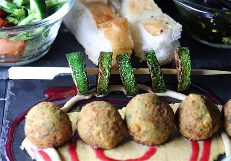 Mezze Falafel Mit Baba Ganoush Kern Auf Hummus Bett Muhammara