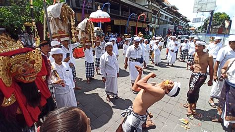 Ritual Nangluk Merana Di Desa Adat Kuta Menarik Perhatian Wisatawan