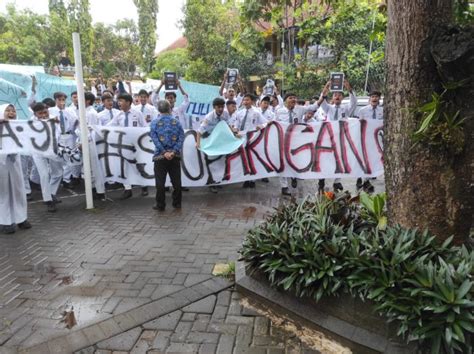 Dinilai Arogan Kepsek Sman Turen Didemo Siswanya Javasatu