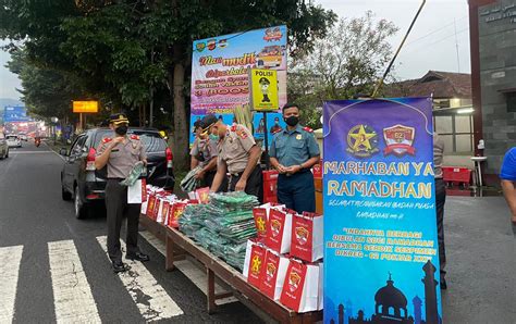 Momen Ramadan Serdik Sespimmen Polri Ke Bagikan Takjil Dan Sejadah