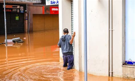 Sobe para 100 o número de mortos após enchentes que atingem o RS