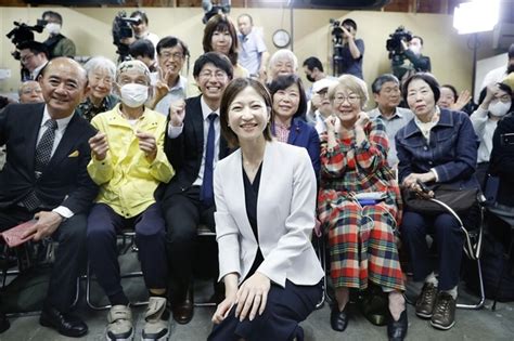 衆院東京15区補欠選挙で当選を決め、支持者らと笑顔を見せる酒井菜摘氏（中央）＝28日夜、東京都江東区 衆院3補選、自民全敗 長崎3区は山田