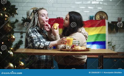 Mulheres L Sbicas Jovens Tomando Caf Da Manh Juntas Video Estoque