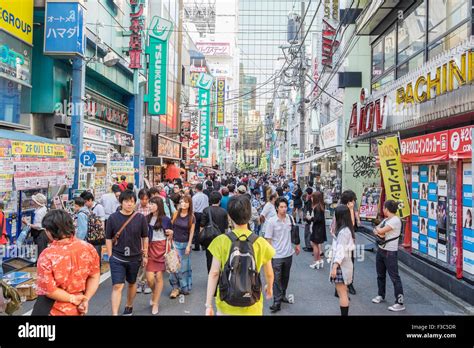 Concurrida calle conocida como la Ciudad Eléctrica de Akihabara o Geek