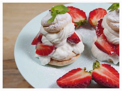 Mini Pavlove Fragola E Panna The Bluebird Kitchen