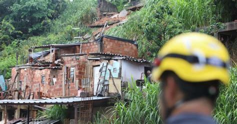 Deslizamento de terra deixa três mortos e um desaparecido em MG