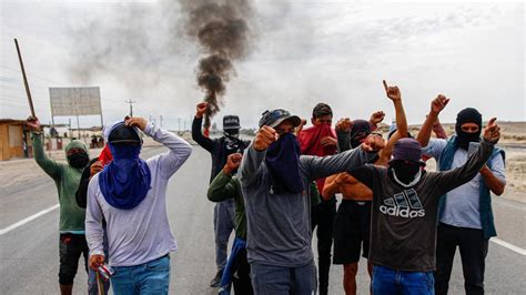 Gobierno de Perú decreta toque de queda en 15 regiones por protestas