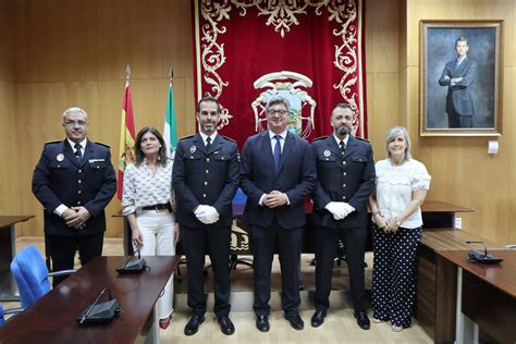 Toman Posesi N De Sus Cargos Dos Nuevos Oficiales De La Polic A Local