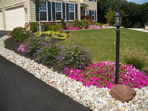 Lining The Driveway Small Front Yard Landscaping Stone Landscaping