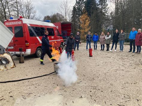 Feuerlöscher Übung in der Schule