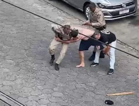 Itapetinga Vídeo mostra homem agredindo policiais pedaço de