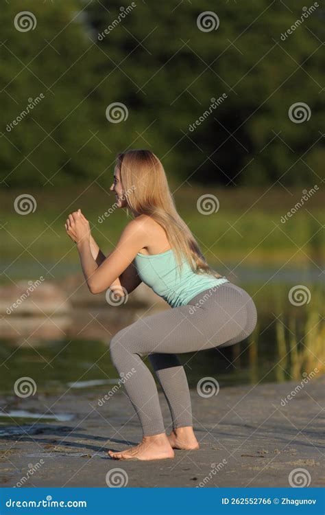 Une Jeune Femme Nue Pratique Le Yoga Sur La Plage Photo Stock Image